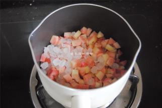 蜜桃切成小粒，大约是0.8CM的小方块，和冰糖一起放入锅里，开中小火慢熬。