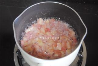 此时蜜桃开始沸腾，不断用硅胶铲搅拌，加入柠檬汁，转小火，熬到蜜桃变成透明即可，这里的量可以做4-5瓶奶茶，用不完的冷藏即可。