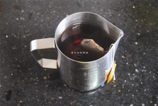 将水倒入红茶包里，拉起红茶包上下5次，再浸泡到凉。