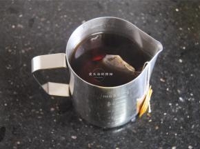 将水倒入红茶包里，拉起红茶包上下5次，再浸泡到凉。