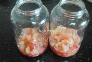 放凉的蜜桃放入瓶子里面，蜜桃汁也不要浪费，非常香甜。