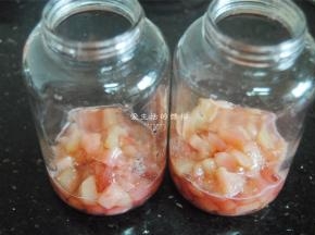 放凉的蜜桃放入瓶子里面，蜜桃汁也不要浪费，非常香甜。