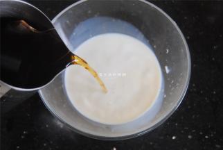 将稍有点温度的红茶倒入牛奶里面，加入炼乳拌匀。
