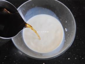 将稍有点温度的红茶倒入牛奶里面，加入炼乳拌匀。