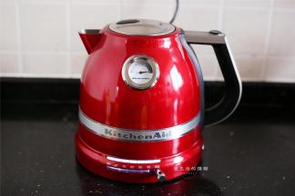此时可以准备泡红茶，KitchenAid的水壶有50-100的温控，泡红茶需要80-85度的水温，调控到90度煮纯净水。