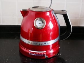 此时可以准备泡红茶，KitchenAid的水壶有50-100的温控，泡红茶需要80-85度的水温，调控到90度煮纯净水。
