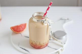 倒入瓶子里，再放入一勺的炼乳，喝的时候拌匀即可，太香甜了