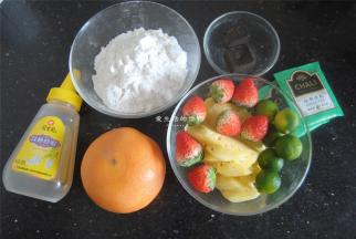 准备好材料，水果可以根据当地能买到的或是自己喜欢的来调换，木薯粉和黑糖粉拌匀。