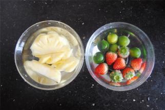 水果用淡盐水浸泡15分钟再用，特别是菠萝，浸泡盐水后就不容易过敏。