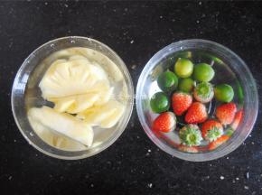 水果用淡盐水浸泡15分钟再用，特别是菠萝，浸泡盐水后就不容易过敏。