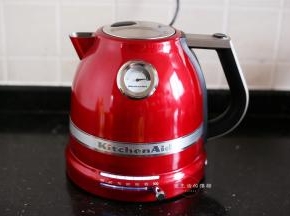 先用KitchenAid煮沸一壶水，这个智能水壶有50-100的温控，如果要泡茶就调节到80度浸泡即可。