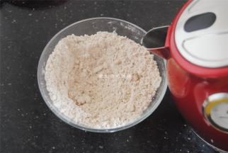 将开水快速倒入木薯粉里，用筷子拌匀，此时成功的珍珠是非常的粘稠的，水不要倒多，因为开水会把部分的木薯粉烫熟，拌匀后用手揉，要小心烫。