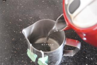 接着把茶包也泡上。