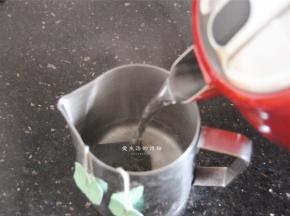 接着把茶包也泡上。