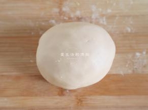 木薯粉稍凉了，揉成光滑不黏手的面团，此时的面团是略有弹性的，松散的肯定是水温不够。