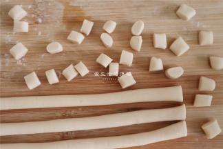 将面团一分为6搓成长条，喜欢大的就搓粗一点，搓好后用刀切小段，再将切好的小面团搓成珍珠。