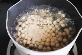 煮沸一锅清水，把搓好的珍珠放进去煮到沸腾，全部浮起来后可以捞出冲一下冷水，这会让珍珠更Q弹，再放入冷水里煮沸2分钟。