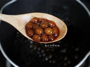 把多余的水倒掉，只留下刚好没过珍珠的水量，加入2勺黑糖不断搅拌煮至融化即可熄火，香甜Q弹的珍珠就做好了。