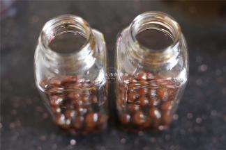 放冷的珍珠放入瓶子里，适量就行。