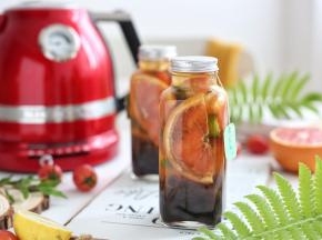 瓶子里倒入茉莉绿茶，再把水果放入，浸泡半小时即可喝