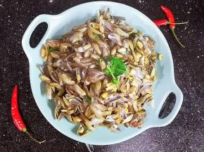 看到炒熟后的海瓜子，肉肉只有一点点，女儿总是耐心地把海瓜子肉挑出来凑满满一汤匙，然后一口送嘴里！真是一个耐心食品，但是挺好吃的！