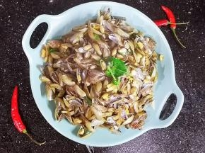 看到炒熟后的海瓜子，肉肉只有一点点，女儿总是耐心地把海瓜子肉挑出来凑满满一汤匙，然后一口送嘴里！真是一个耐心食品，但是挺好吃的！