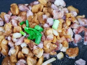 炒至肉熟，加入葱花