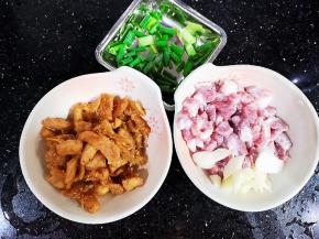 肉头切粒，用少许盐、糖、玉米淀粉腌制片刻，萝卜干切丁。