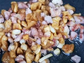 放入萝卜丁一起翻炒