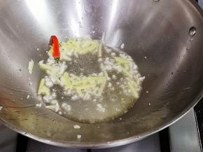 油锅中放入姜蒜辣椒米爆炒