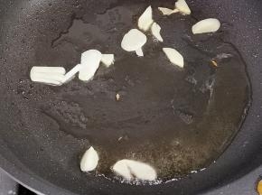 油锅中放入蒜片，如果喜欢吃辣的，此刻米椒一起放入（因为女儿不吃辣的，我这次就没放了）