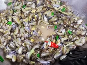 撒入葱花，翻炒片刻