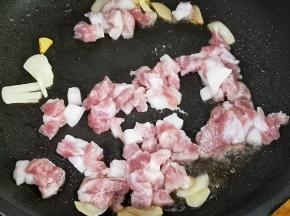 加入肉丁翻炒