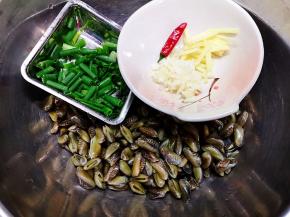 海瓜子洗净，姜切丝，蒜头切碎