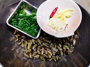 海瓜子洗净，姜切丝，蒜头切碎