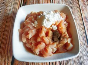 鸡脯肉切丁用淀粉，料酒，盐，黑胡椒，生抽腌制十分钟。