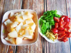 蜜瓜切丁，青红椒切块，姜切粒。