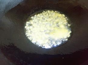 热油炒香姜粒