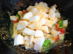 青红椒约炒一分钟放蜜瓜。