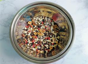 首先把材料清洗一下即可，黑芝麻别洗，会漂浮掉的哦！