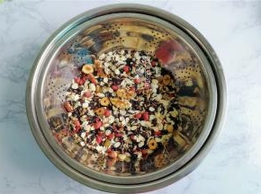 首先把材料清洗一下即可，黑芝麻别洗，会漂浮掉的哦！