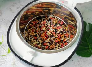 把清洗好的食材倒入煲中内胆里铺平，让食材吸收下剩余的水分。