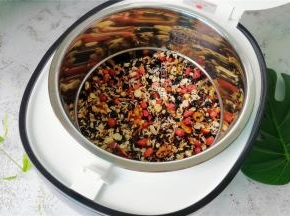 把清洗好的食材倒入煲中内胆里铺平，让食材吸收下剩余的水分。