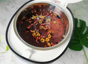 接着倒入清水，根据食材调整水量，让内胆中的食材浸泡半小时。