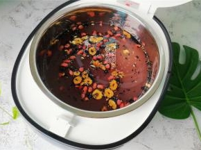 接着倒入清水，根据食材调整水量，让内胆中的食材浸泡半小时。