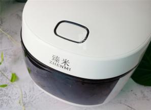 插电源，启动汤粥功能，煮上50分钟，保温食用。