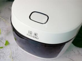 插电源，启动汤粥功能，煮上50分钟，保温食用。