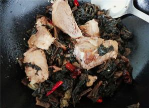 要提前把菜干泡发，一般泡一夜即可，沥干切成小段倒入锅中跟肉骨翻炒。