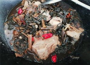 翻炒片刻后，倒入适量清水，大火炖煮，炖上半小时即可。