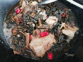 翻炒片刻后，倒入适量清水，大火炖煮，炖上半小时即可。